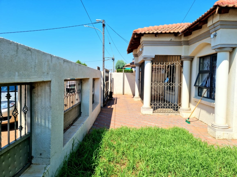 3 Bedroom Property for Sale in Tlhageng Northern Cape